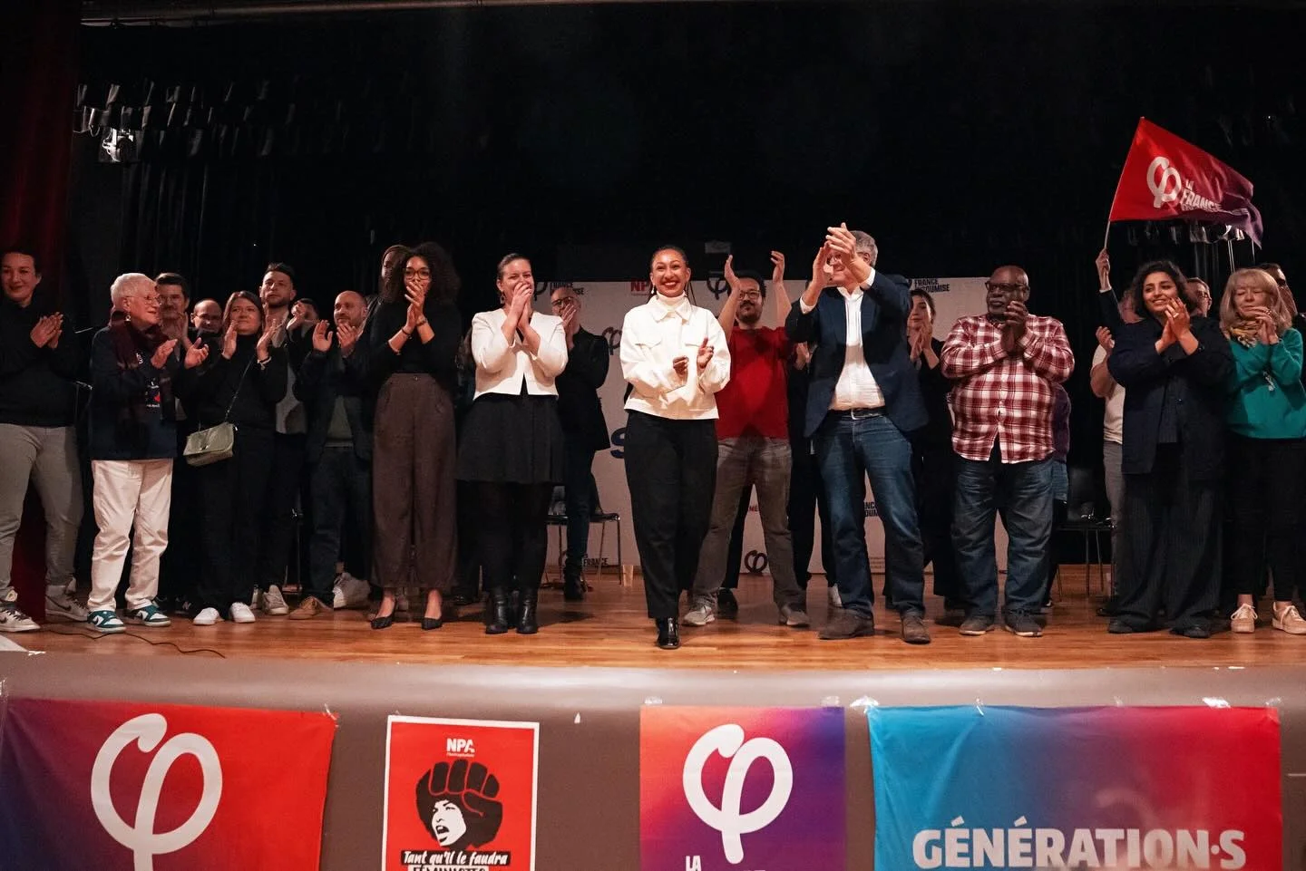 La liste Pour Saint-Ouen présente sur scène à la fin du meeting