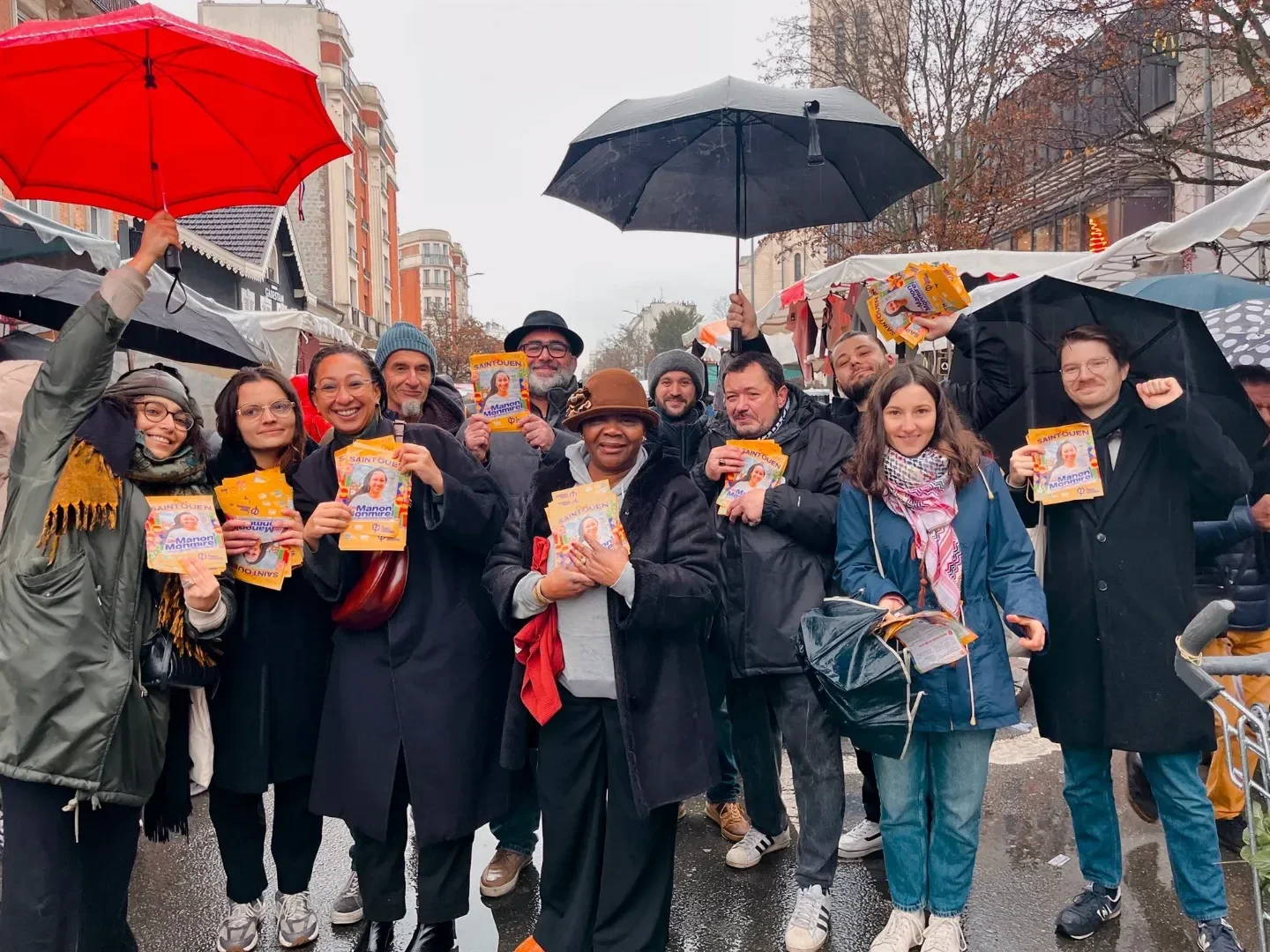 Malgré la pluie : distribution de tracts Pour Saint-Ouen au marché Ottino